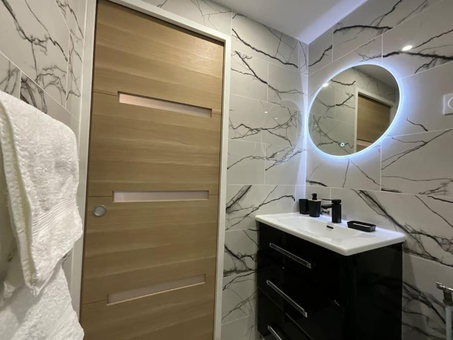 Ks Paris Studio Appart Near Station Gare Du Nord And Gare De L Est Екстериор снимка